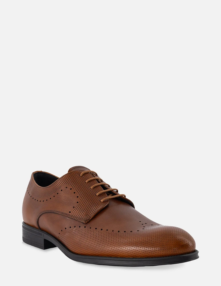 Zapato Blucher en piel color cuero con picado para hombre