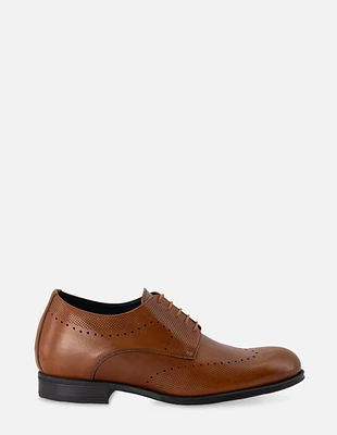 Zapato Bostoniano +7 en piel color cuero con picado para hombre