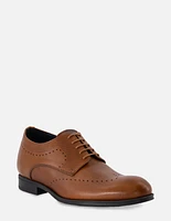 Zapato Bostoniano +7 en piel color cuero con picado para hombre