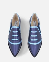 Zapato tipo Ingles en piel metalizada color azul y vistas de claro encontraste para mujer