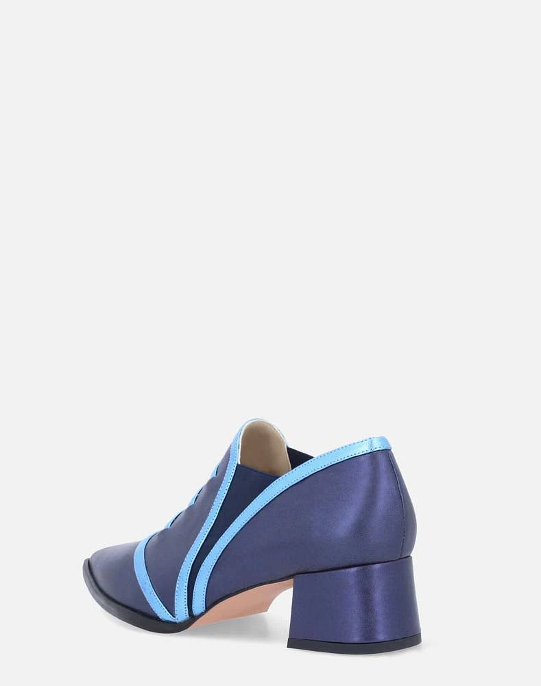 Zapato tipo Ingles en piel metalizada color azul y vistas de claro encontraste para mujer