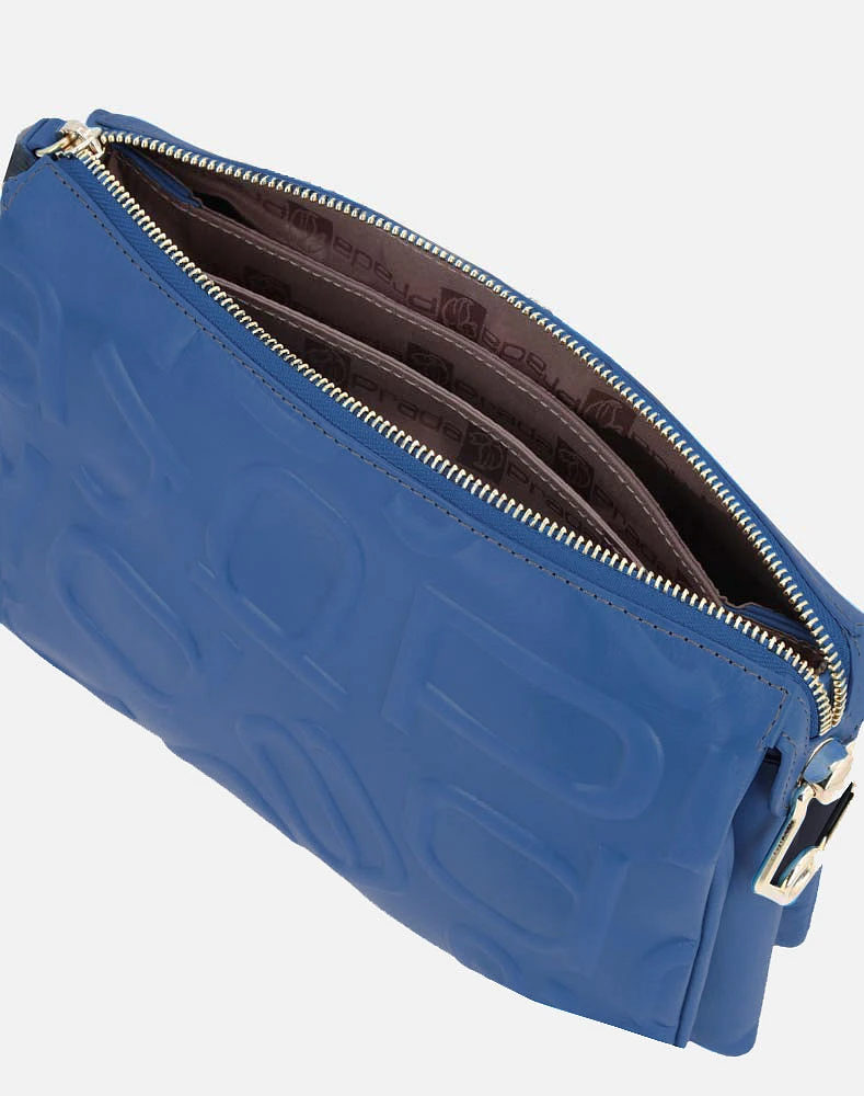 Bolso bandolera en piel color azul con grabado letras descompuestas Prada para mujer