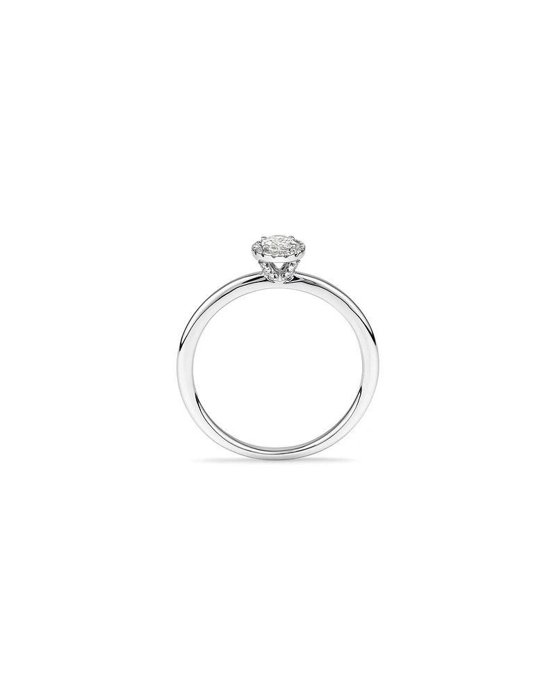 Bague de fiançailles halo en or blanc 14 carats avec diamant taille ovale d'un poids total de 0,31 carat.