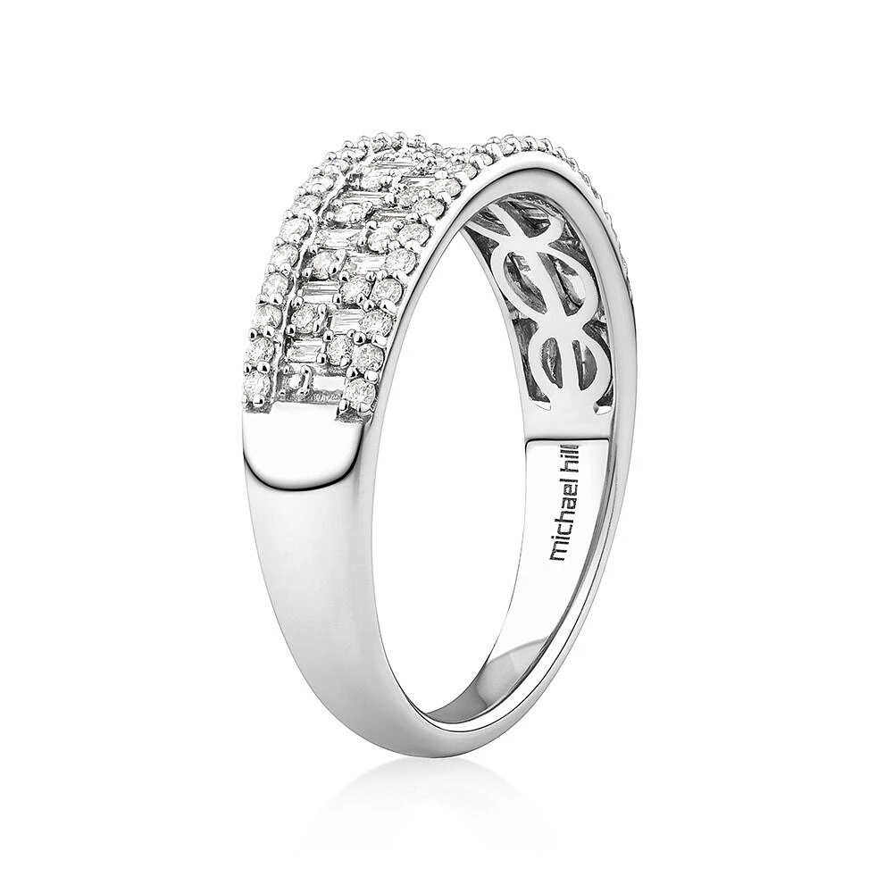 Bague en or blanc 10 K à rangs multiples de diamants totalisant 0,50 ct