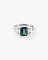 Bague Avec Topaze Bleue De Londres Taille Émeraude Et 0,30 Carat Pt De Diamants Taille Baguette En Or Blanc 14 Ct