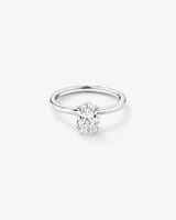 Bague de fiançailles solitaire avec un diamant de laboratoire de 1,25 carat au total dans de l'or blanc 18 carats.