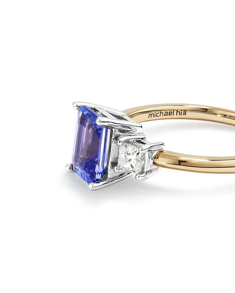 Bague en or blanc et jaune 10 K avec tanzanite et diamants totalisant 0,40 ct