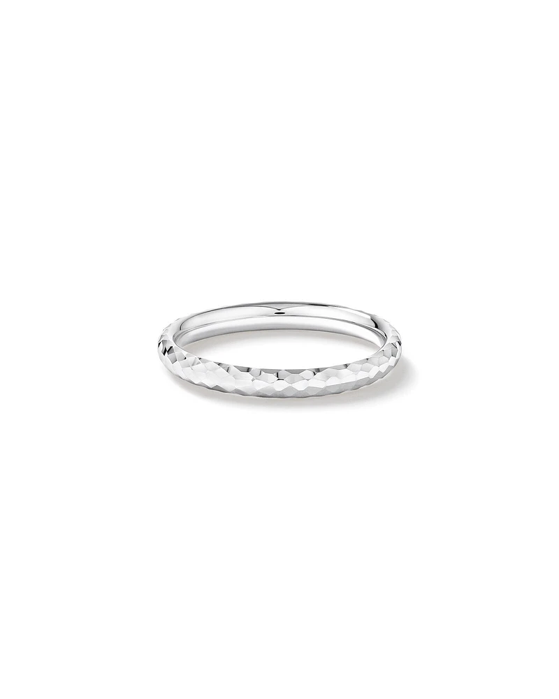 Bague à finition martelée en or blanc 10 kt