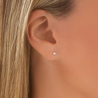 Boutons d'oreilles en or jaune 10 K ornés de diamants totalisant 0,15 ct