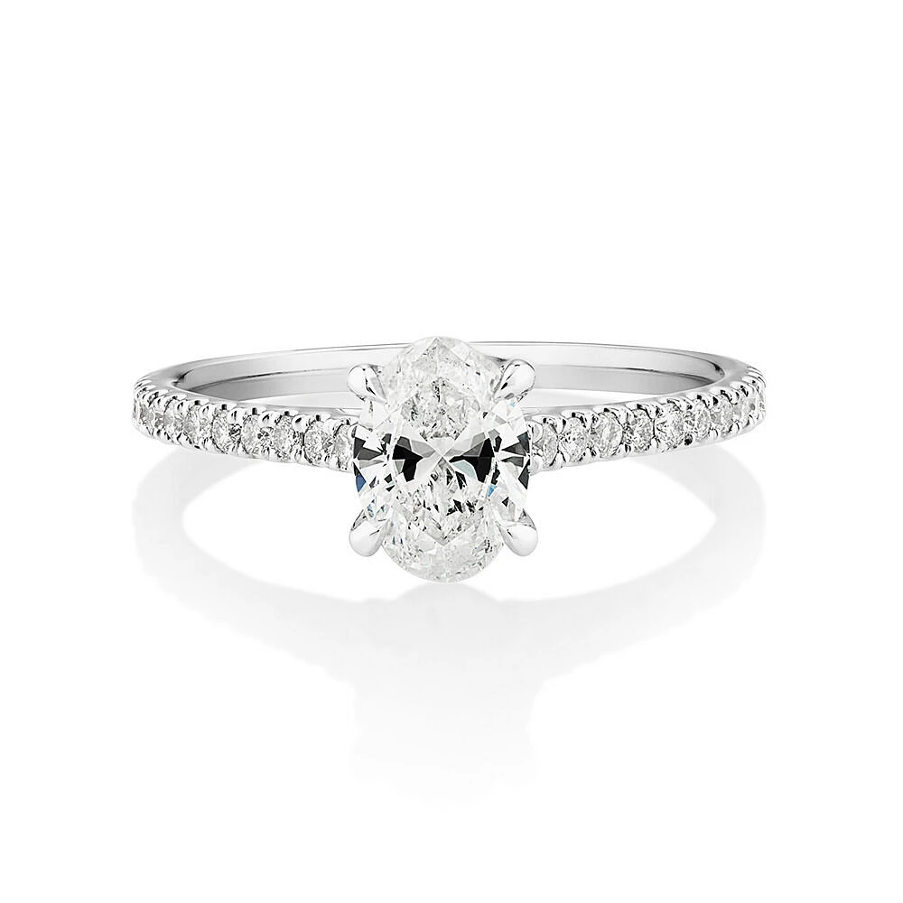 Bague de fiançailles en or blanc 14 K avec solitaire ovale et diamants totalisant 1,12 ct