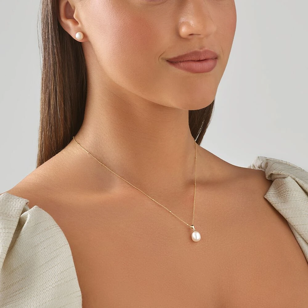 Pendant with Cultured Freshwater Pearl in 10kt Yellow Gold