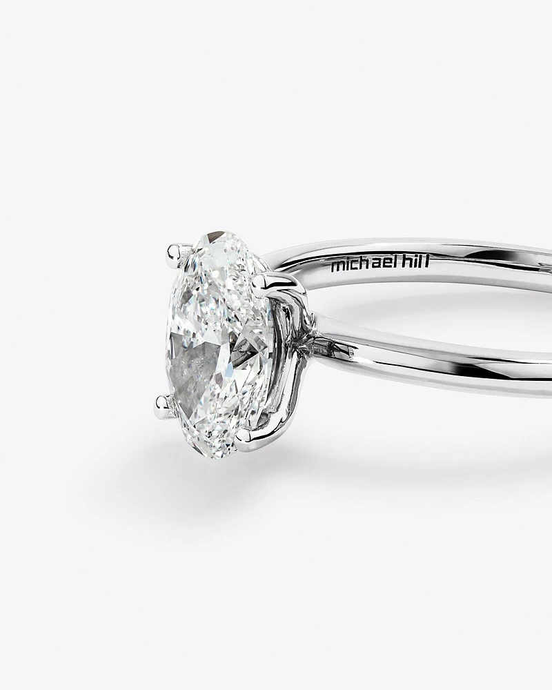 Bague de fiançailles solitaire avec un diamant de laboratoire de 1,25 carat au total dans de l'or blanc 18 carats.