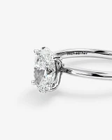 Bague de fiançailles solitaire avec un diamant de laboratoire de 1,25 carat au total dans de l'or blanc 18 carats.