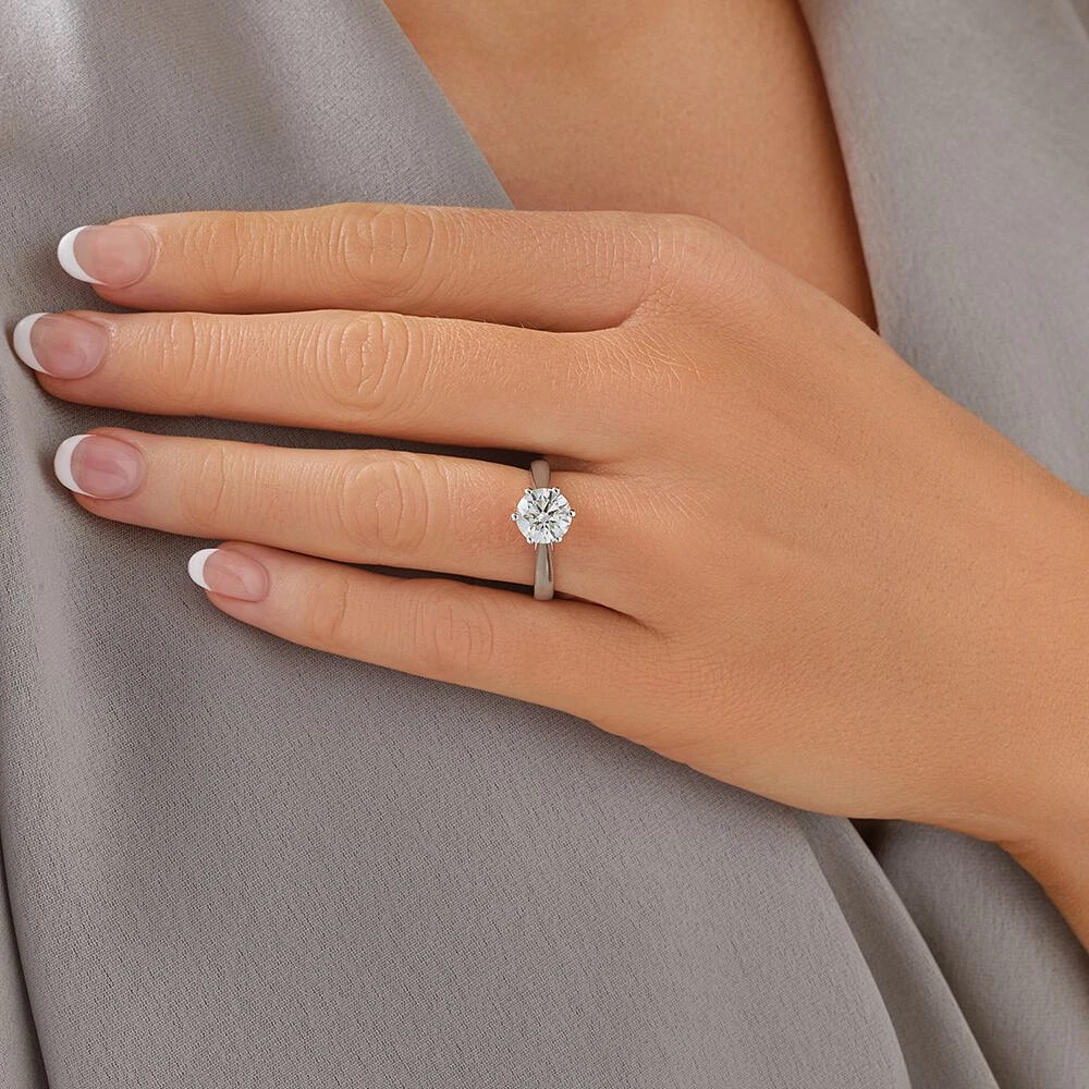 Bague à solitaire totalisant 2 ct en or blanc 14 K