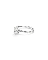 Bague de fiançailles avec diamants totalisant 1,14 ct  en or blanc 14 K. Ornée d'un diamant ovale de 1 ct créé en laboratoire en son centre, accompagné de diamants naturels totalisant 0,14 ct.