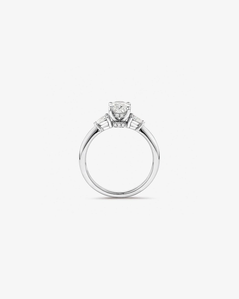 1,10 Carat Poids Total Bague De Fiançailles Trois Pierres Coupe Ovale Et Poire Avec Halo Caché, En Platine