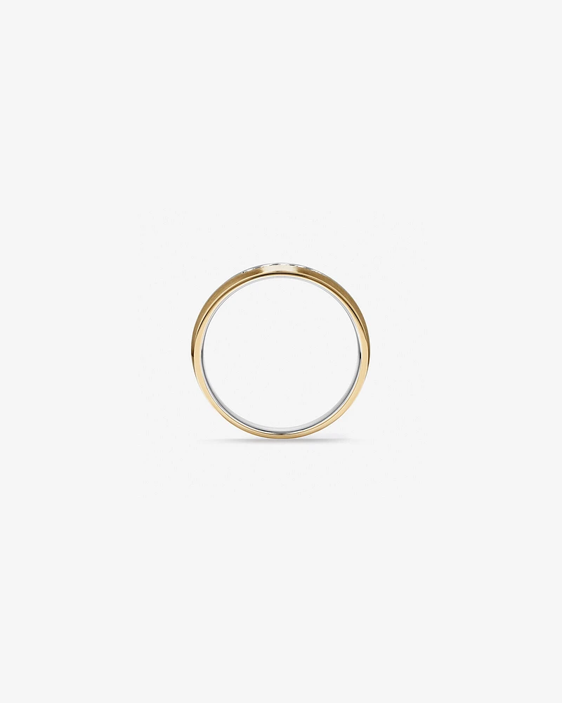 Bague de mariage pour homme en or blanc et jaune 10 ct bi-ton, sertie en canal avec un total de 0,15 carat de diamants.