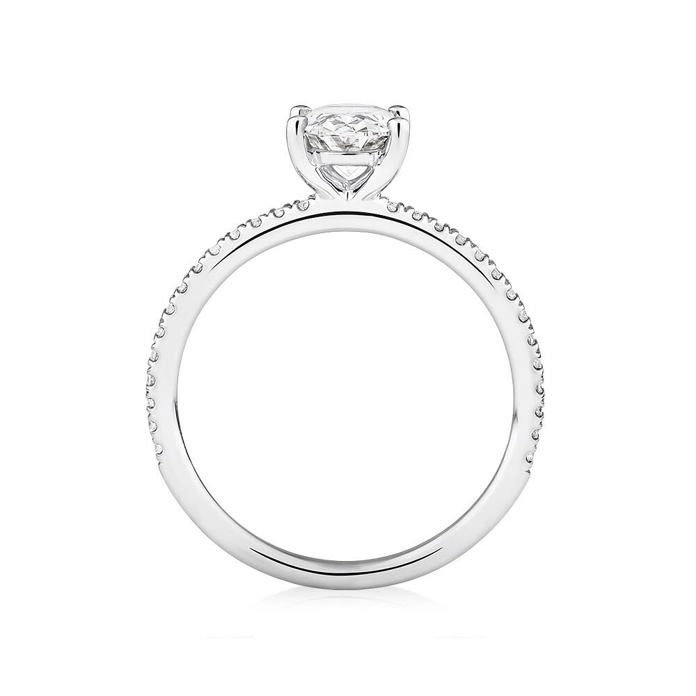 Bague de fiançailles avec diamants totalisant 1,14 ct  en or blanc 14 K. Ornée d'un diamant ovale de 1 ct créé en laboratoire en son centre, accompagné de diamants naturels totalisant 0,14 ct.