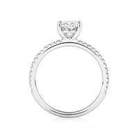 Bague de fiançailles avec diamants totalisant 1,14 ct  en or blanc 14 K. Ornée d'un diamant ovale de 1 ct créé en laboratoire en son centre, accompagné de diamants naturels totalisant 0,14 ct.