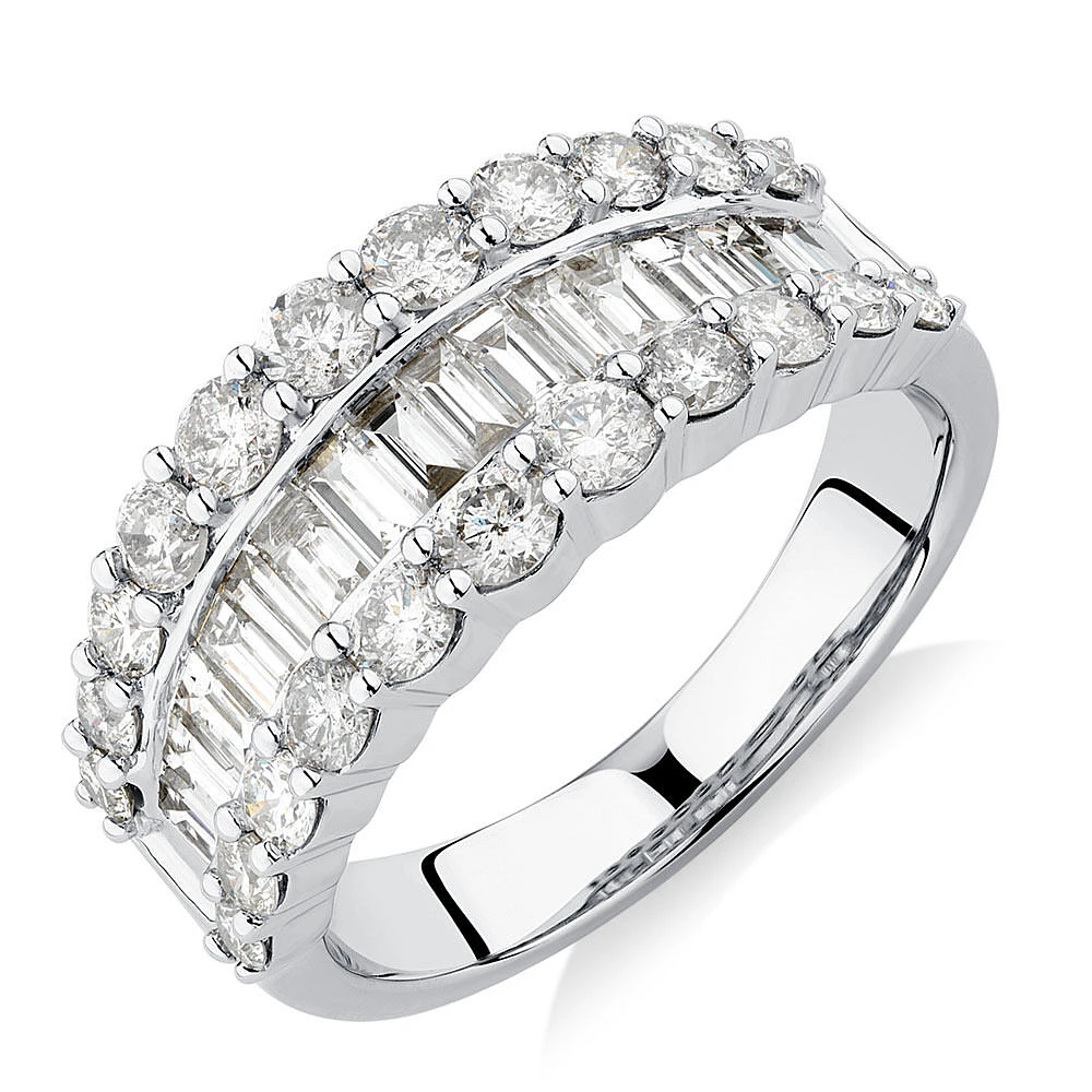 Bague en or blanc 14 K avec diamants totalisant 2 ct