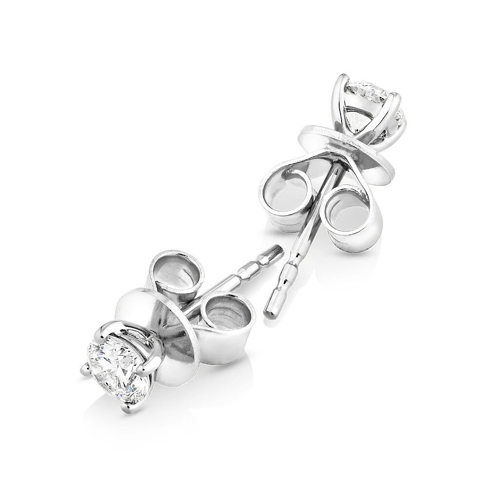 0,50 Carat TW Boucles d'oreilles puces solitaires en or blanc 18kt