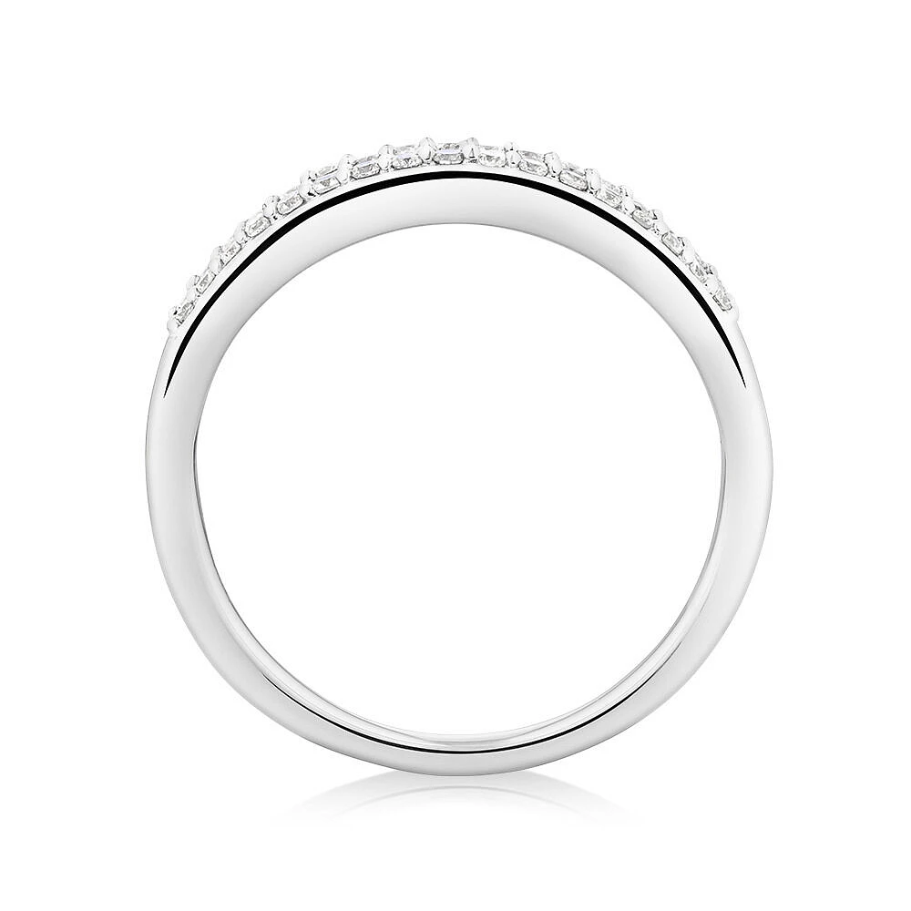 Bague en or blanc 10 K avec rubis et diamants totalisant 0,29 ct