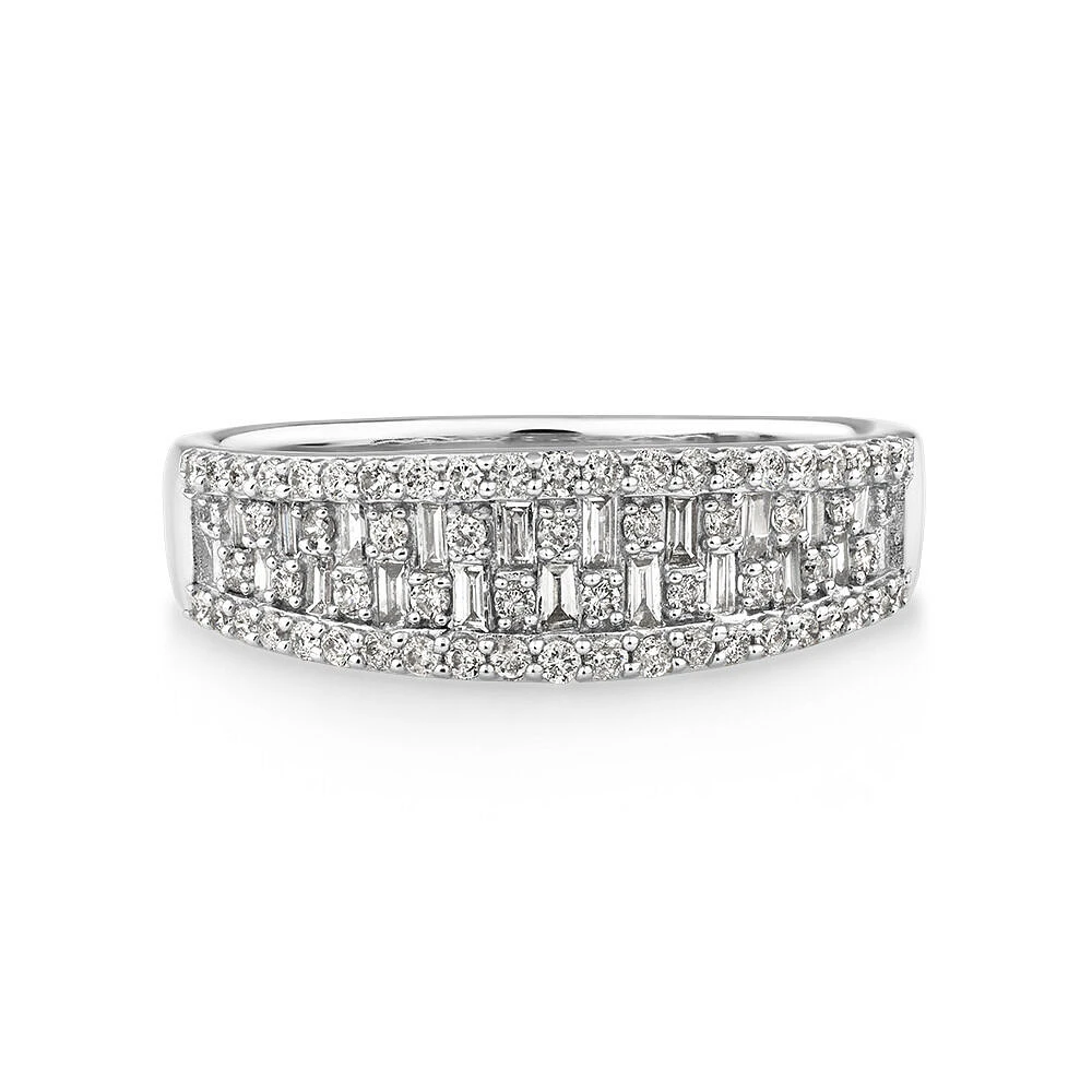 Bague en or blanc 10 K à rangs multiples de diamants totalisant 0,50 ct