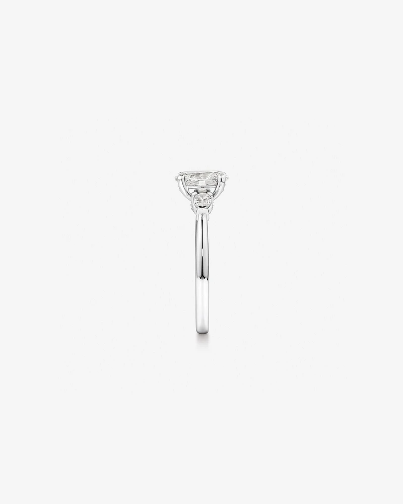 1,10 Carat Poids Total Bague De Fiançailles Trois Pierres Coupe Ovale Et Poire Avec Halo Caché, En Platine