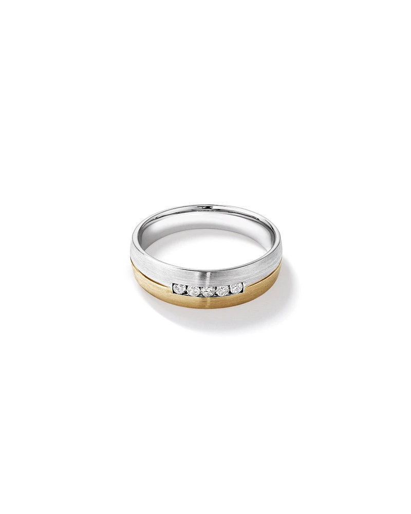 Bague de mariage pour homme en or blanc et jaune 10 ct bi-ton, sertie en canal avec un total de 0,15 carat de diamants.