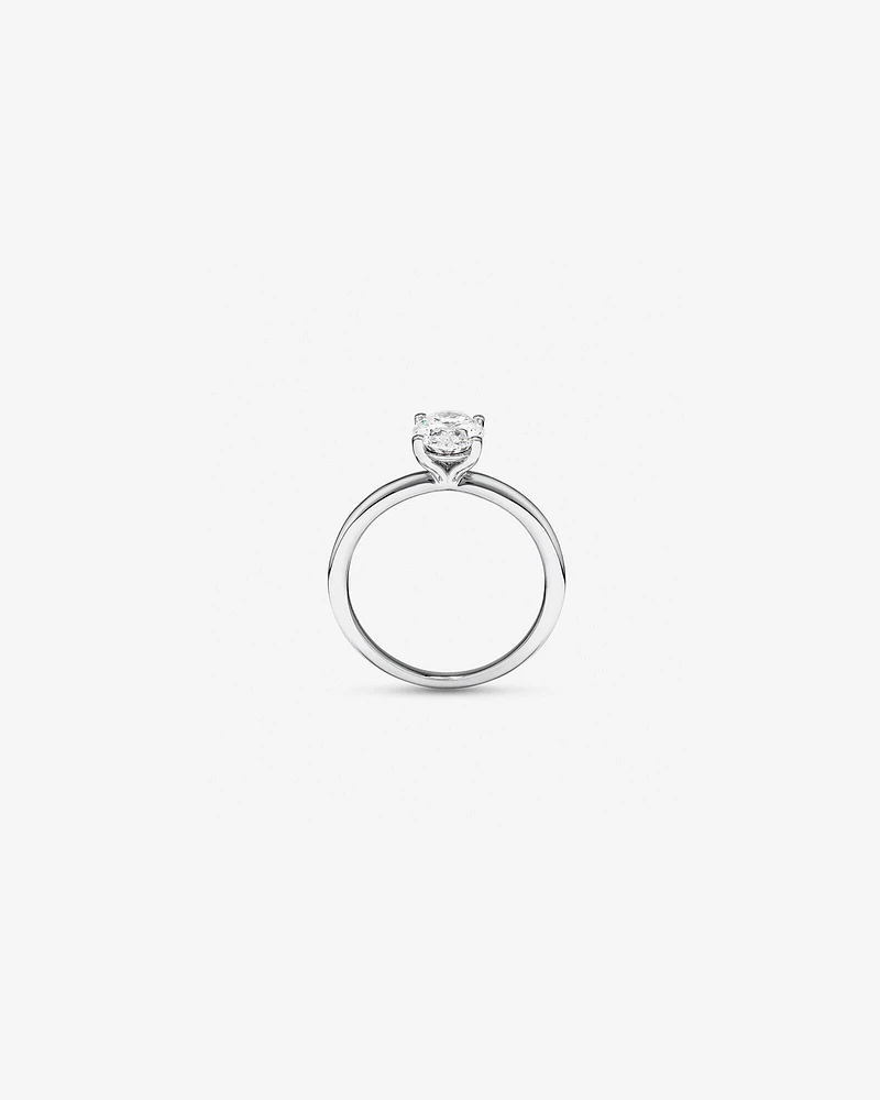 Bague de fiançailles solitaire avec un diamant de laboratoire de 1,25 carat au total dans de l'or blanc 18 carats.