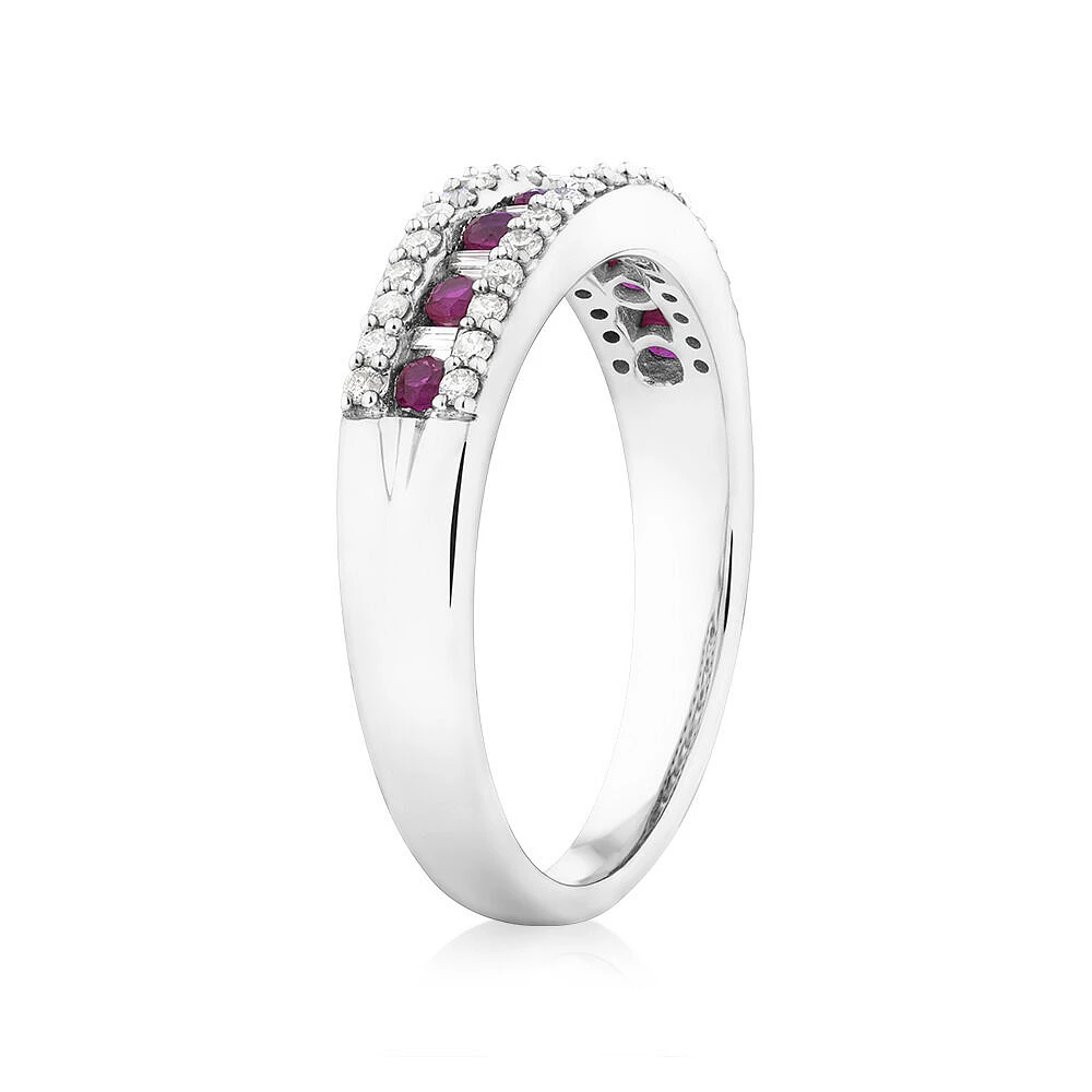 Bague en or blanc 10 K avec rubis et diamants totalisant 0,29 ct