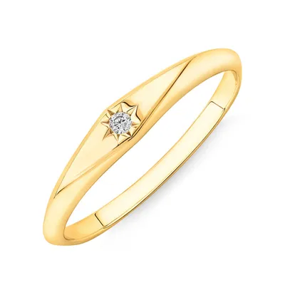 Bague chevalière étroite avec accent d'étoile en diamant en or jaune 10 carats
