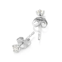 Boutons d'oreilles en or jaune 10 K ornés de diamants totalisant 0,15 ct