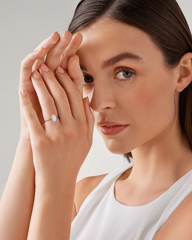 Bague de fiançailles solitaire avec un diamant de laboratoire de 1,25 carat au total dans de l'or blanc 18 carats.