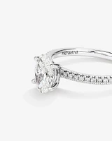 Bague de fiançailles avec diamants totalisant 1,14 ct  en or blanc 14 K. Ornée d'un diamant ovale de 1 ct créé en laboratoire en son centre, accompagné de diamants naturels totalisant 0,14 ct.