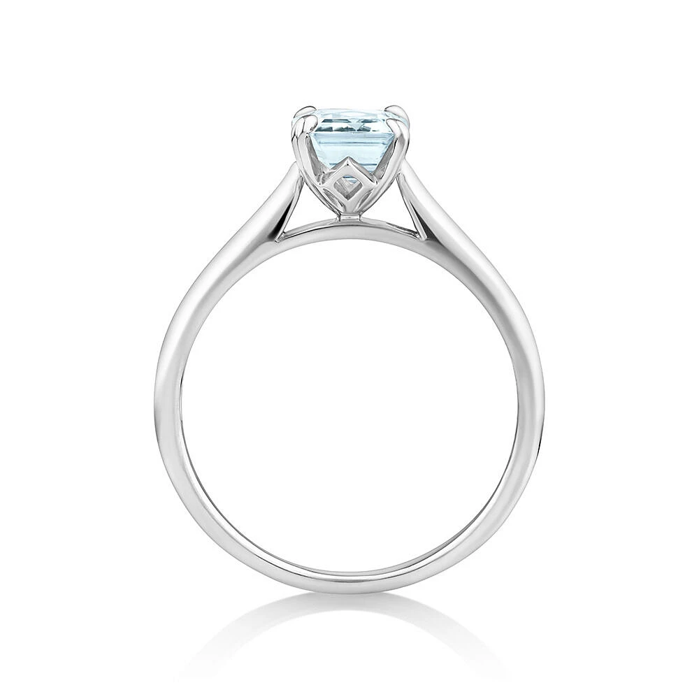 Ring with Aquamarine in 10kt White Gold