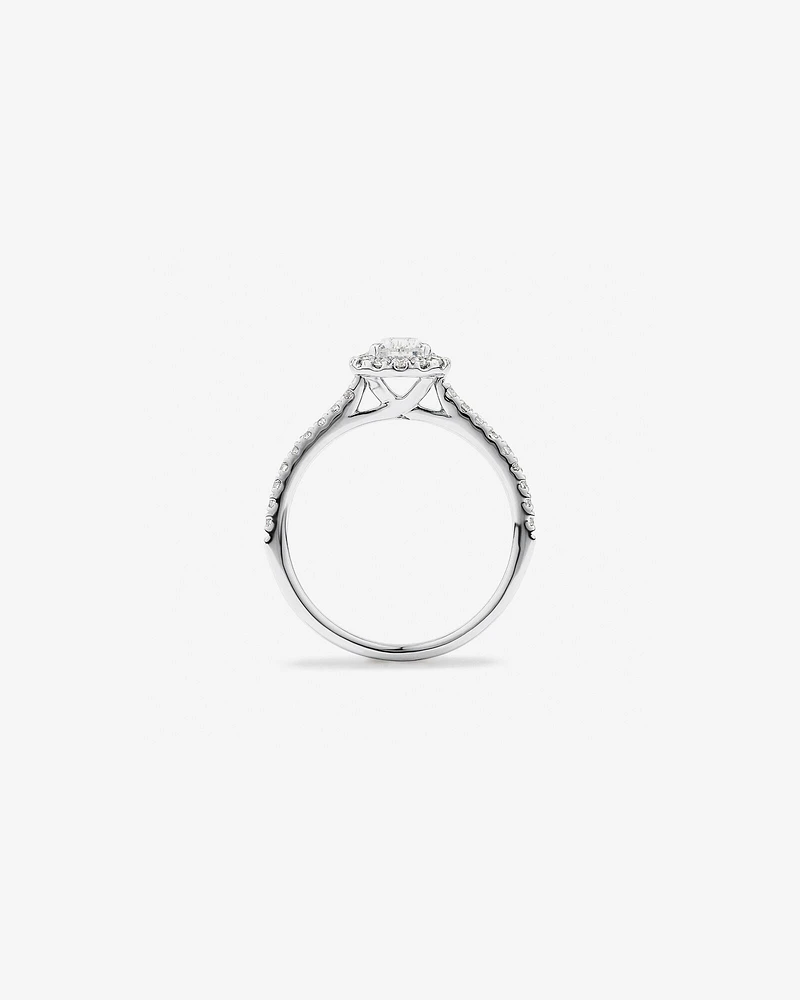 Bague de fiançailles en or blanc 14 K à pierre en forme de poire avec halo de diamants totalisant 0,92 ct