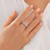 Bague en or blanc 10 K avec pavé de diamants totalisant 1,00 ct