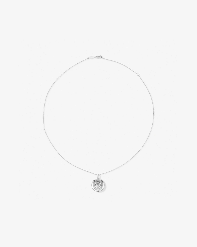 Médaillon rond gravé en argent sterling avec accent de diamant accompagné d'une chaîne