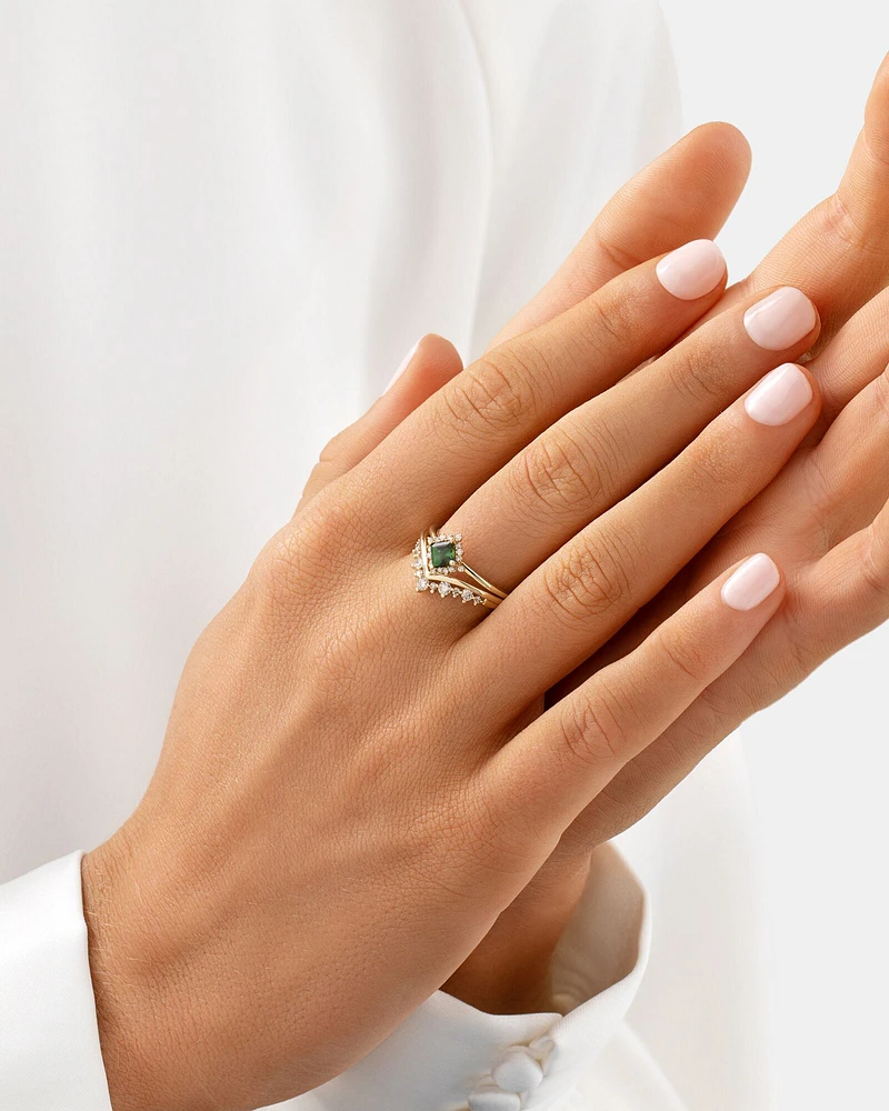 Ring with Green Tourmaline & Diamonds in 10kt Yellow Gold