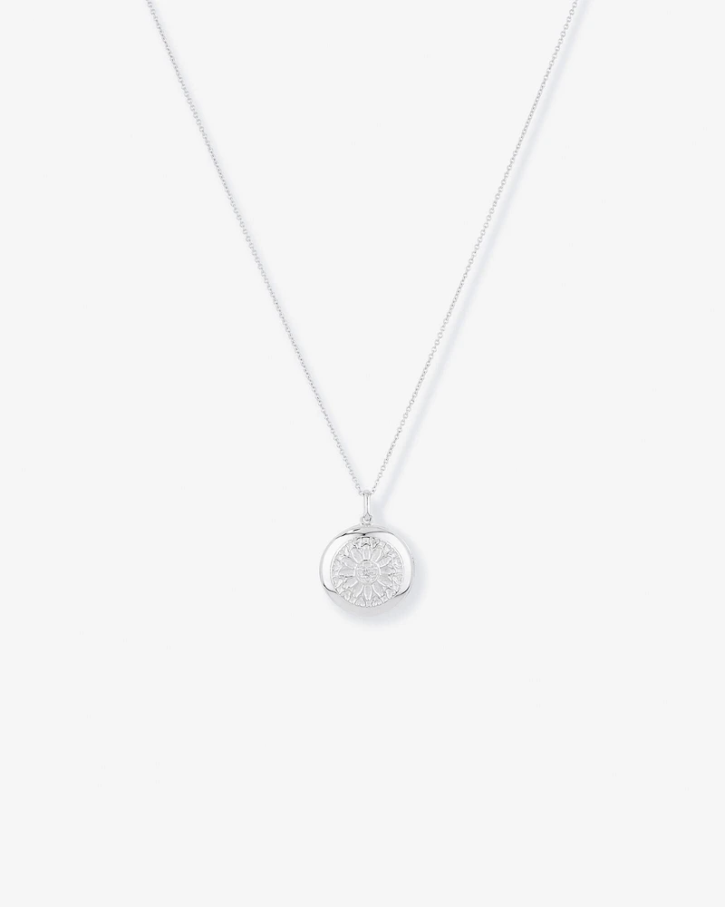 Médaillon rond gravé en argent sterling avec accent de diamant accompagné d'une chaîne