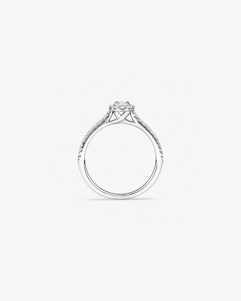 Bague à halo ovale en or blanc 14 K avec diamants totalisant 0,50 ct