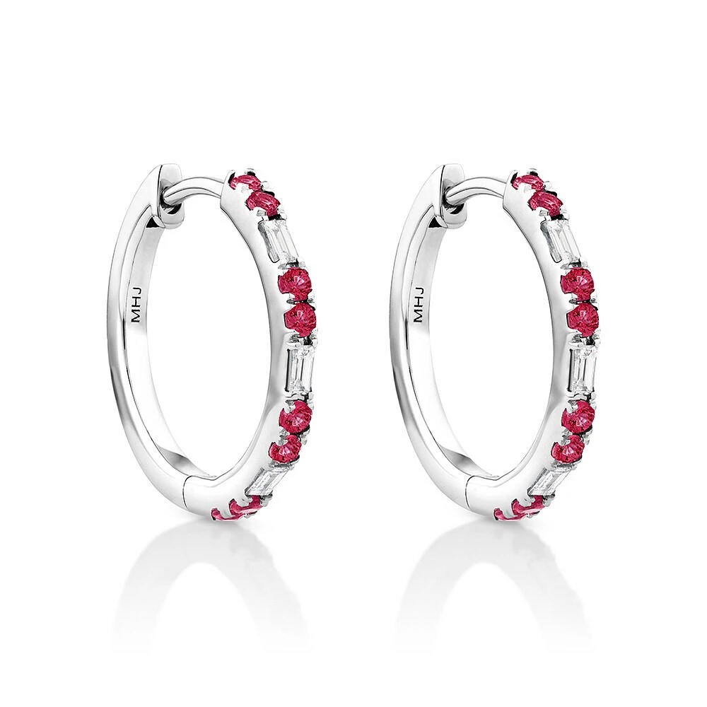 Boucles d'Oreilles Créoles Dot Dash en Rubis & Diamant avec 0,14 Carat TW en Or Blanc 10kt