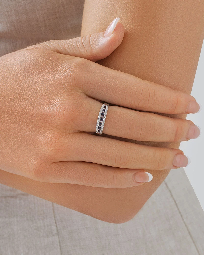 Bague en or blanc 10 K avec saphirs et diamants totalisant 0,29 ct