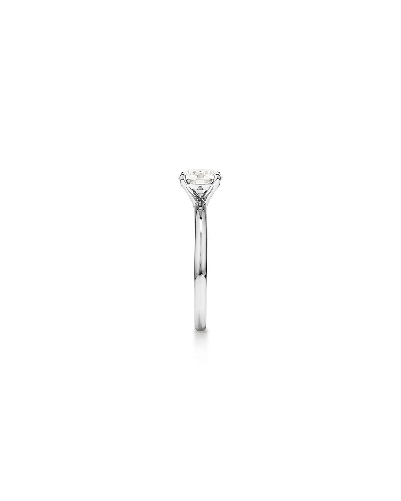 Bague de fiançailles solitaire avec 1,25 carat de diamant cultivé en laboratoire en or blanc 18 carats.