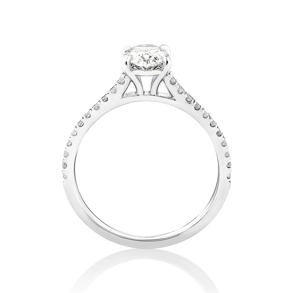 Bague de fiançailles en or blanc 14 K avec solitaire ovale et diamants totalisant 1,12 ct