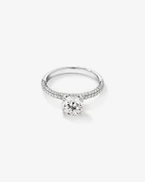 Bague De Fiançailles Solitaire En Diamant De Laboratoire Rond Brillant De 1,95 Carat Poids Total Avec Accent Latéral En Or Blanc 14 Carats