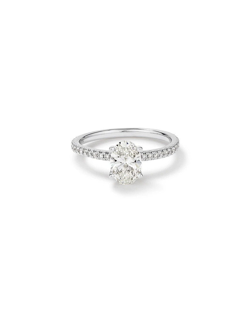 Bague de fiançailles avec diamants totalisant 1,14 ct  en or blanc 14 K. Ornée d'un diamant ovale de 1 ct créé en laboratoire en son centre, accompagné de diamants naturels totalisant 0,14 ct.