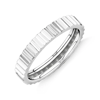 Bague empilable striée en or blanc 10 carats