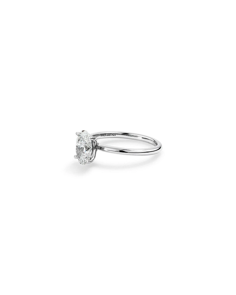 Bague de fiançailles solitaire avec un diamant de laboratoire de 1,25 carat au total dans de l'or blanc 18 carats.